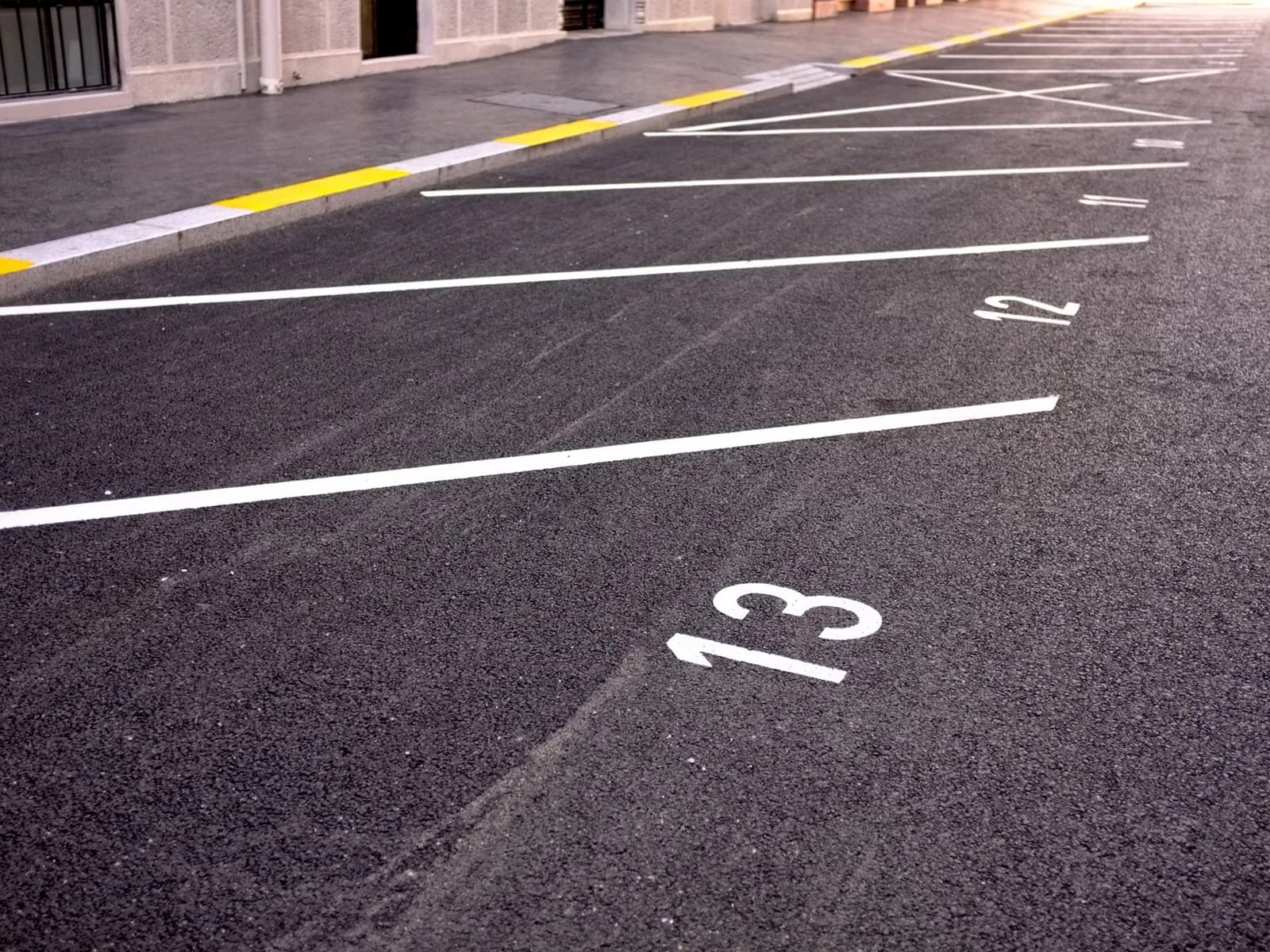 Marquage de lignes de stationnement fraîchement appliqué
