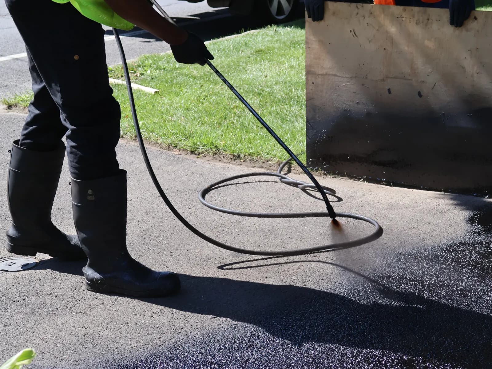 Application de scellant d'asphalte sur un stationnement